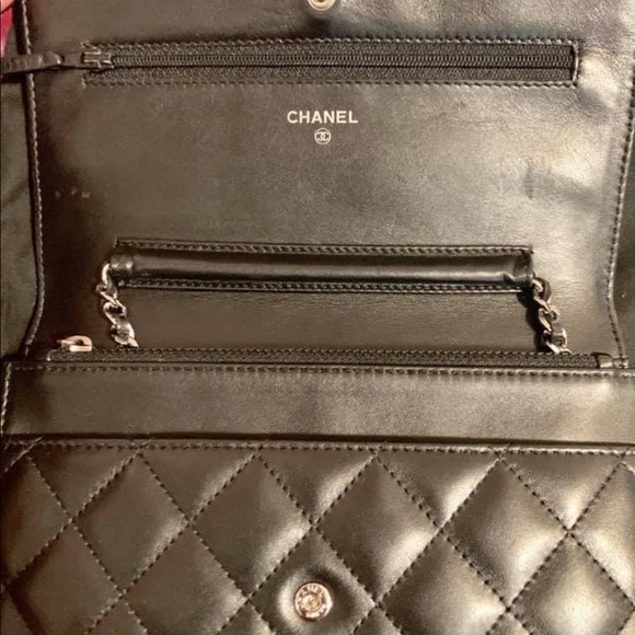 Gorgeous black lambskin Chanel WOC - Picture 5 of 8